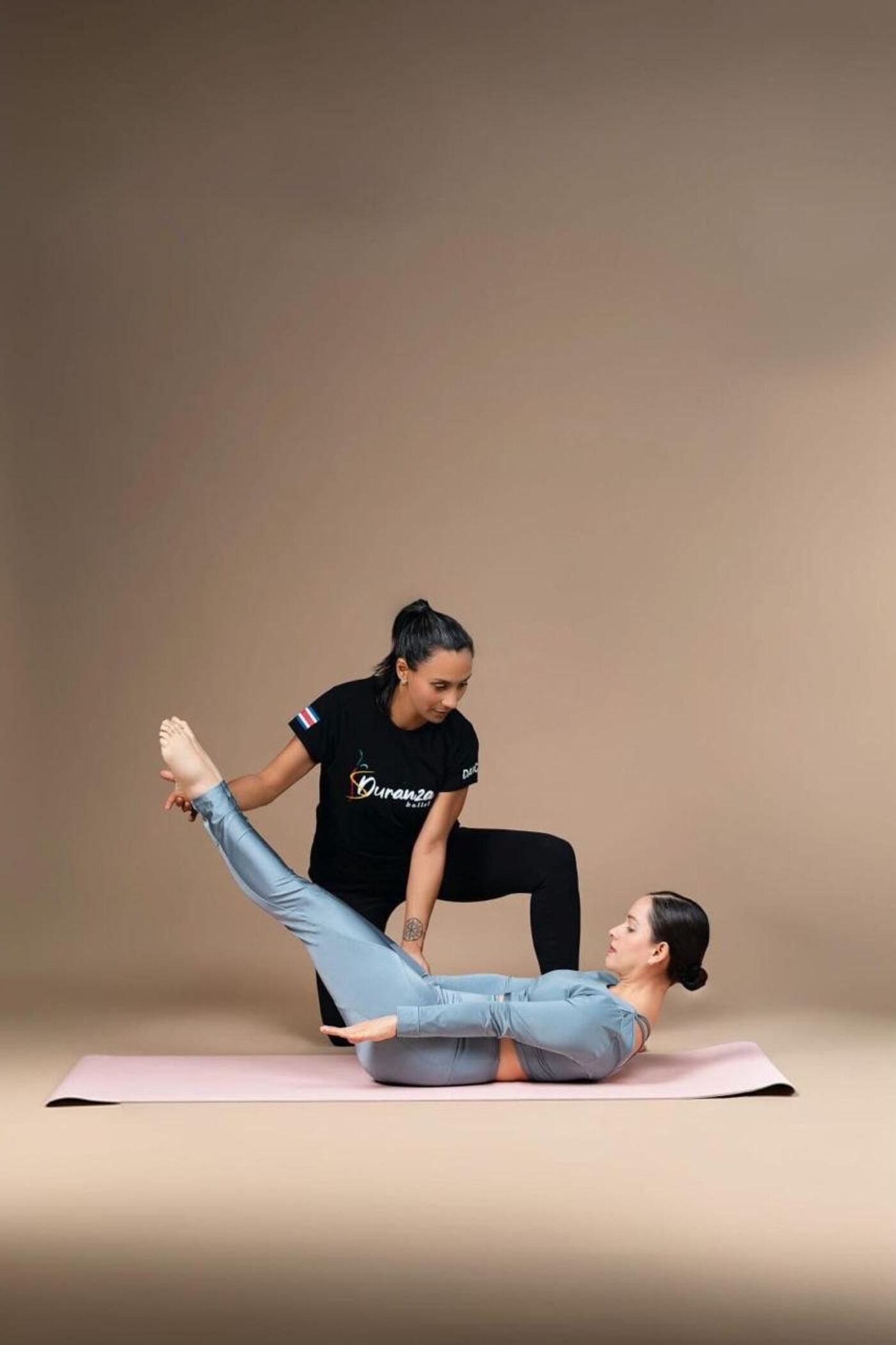 Cindy acompañando una clase de Pilates Mat en Estudio Duranza