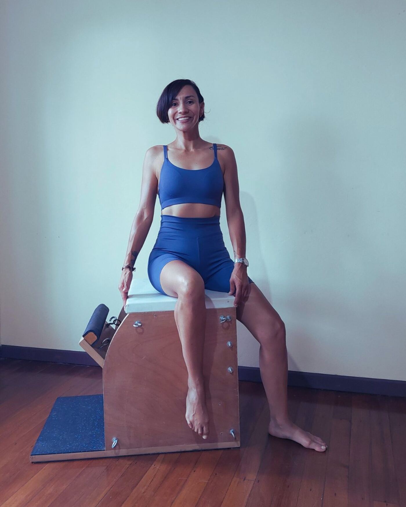 Cindy sentada en la silla Wunda durante una explicación del método